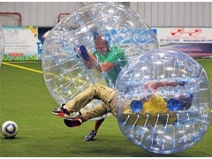 Pelbagai gaya bagaimana untuk menggunakan gelembung bola bola sepak?