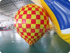 balon gergasi kembung berwarna-warni