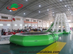 trampolin air berwarna-warni